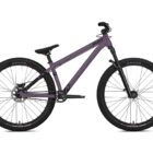 NS Bikes Movement 1 Dirt Jump 2027 uudessa Bruise värissä ja päivitetyin komponentein.