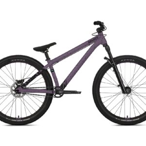 NS Bikes Movement 1 Dirt Jump 2027 uudessa Bruise värissä ja päivitetyin komponentein.